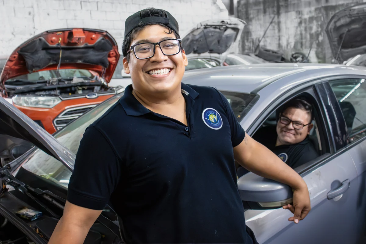 Integrantes del equipo de VyVSA Transmisiones Automáticas en el taller de Mérida