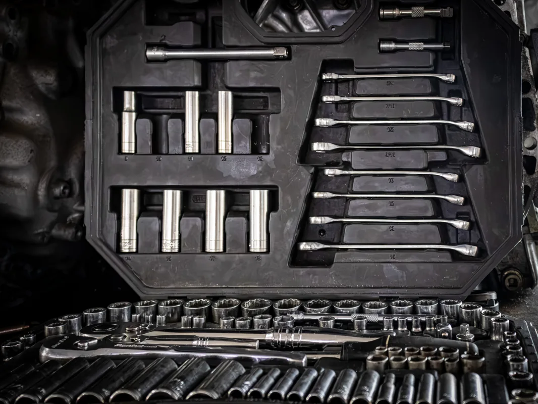 Estuche de dados y llaves de la herramienta especializada que VyVSA usa para desmontar y armar transmisiones automáticas