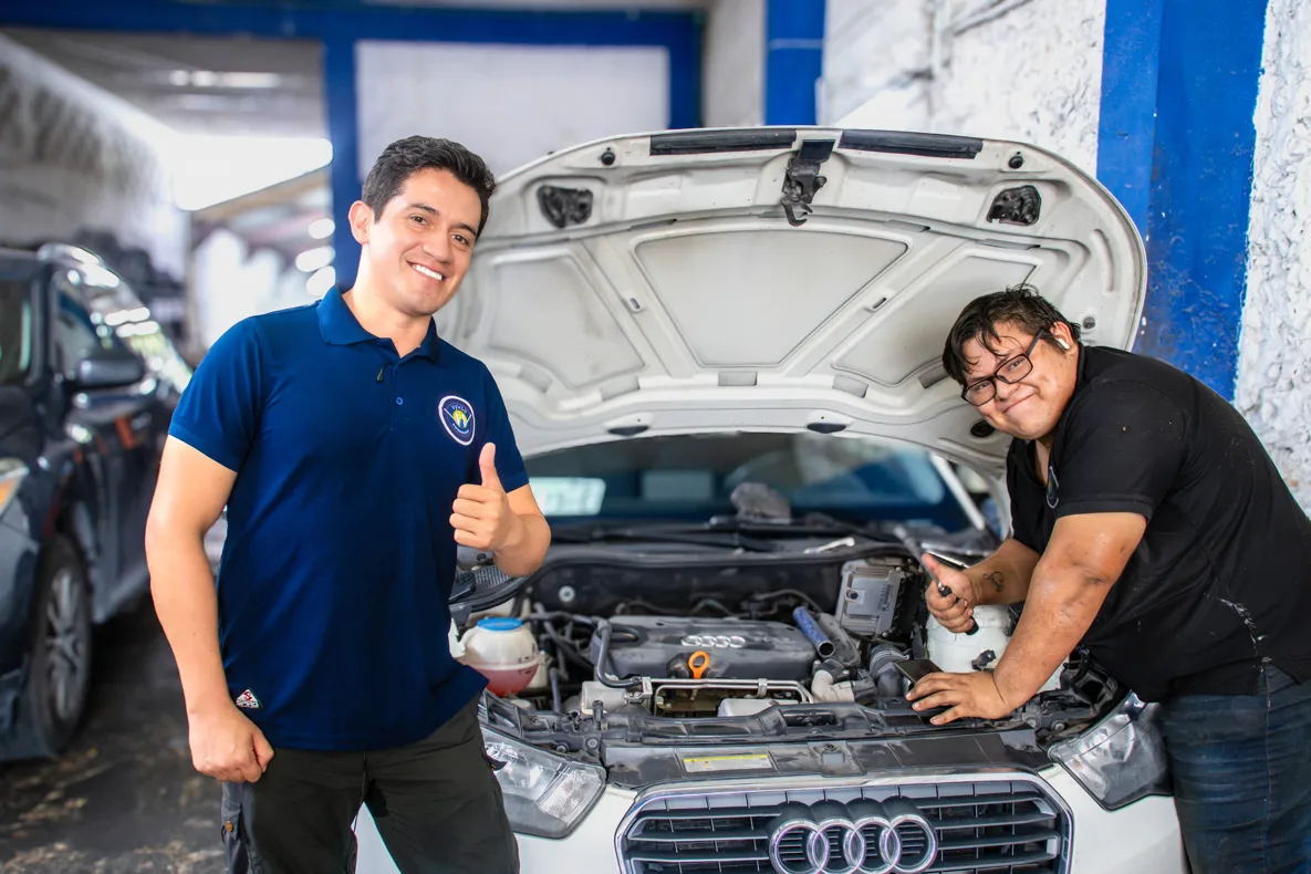 Miguel Villafuerte y un técnico de VyVSA trabajando en el motor de un Audi en el taller de Mérida
